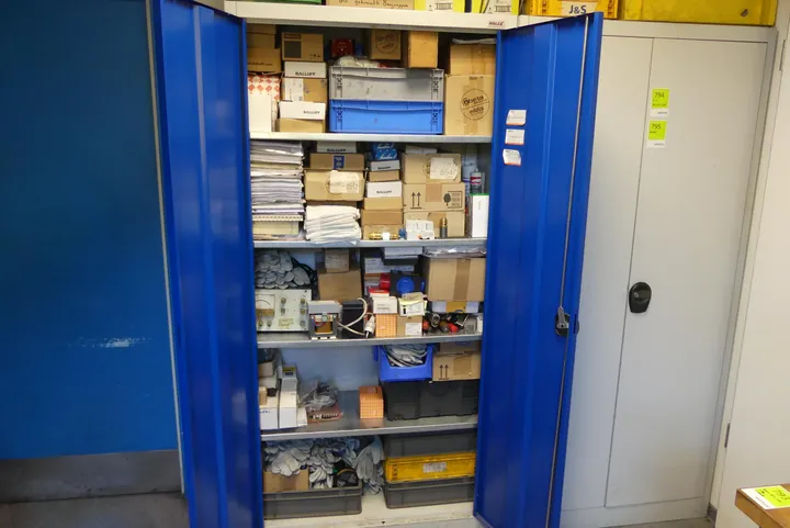 Konvolut Material, Zubehör, divers Umfang: Schrankinhalt